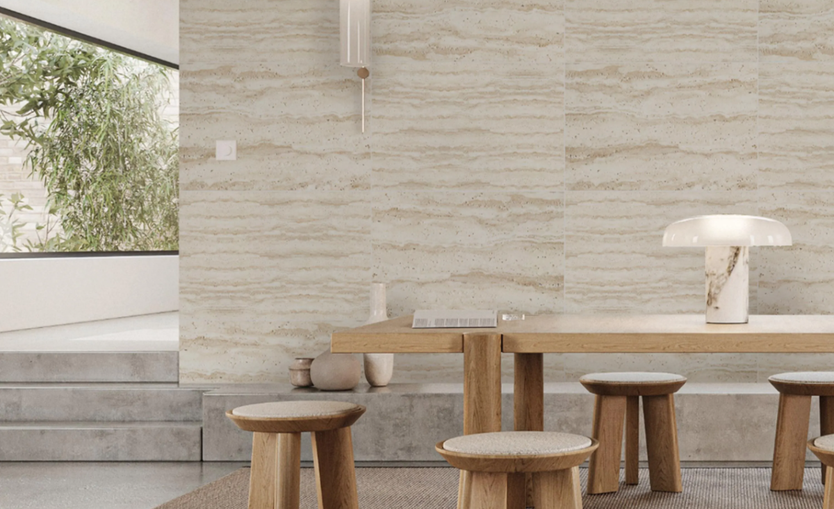 Travertin u modernom enterijeru, paneli koji unose prirodnu eleganciju Travertin u modernom enterijeru, paneli koji unose prirodnu eleganciju